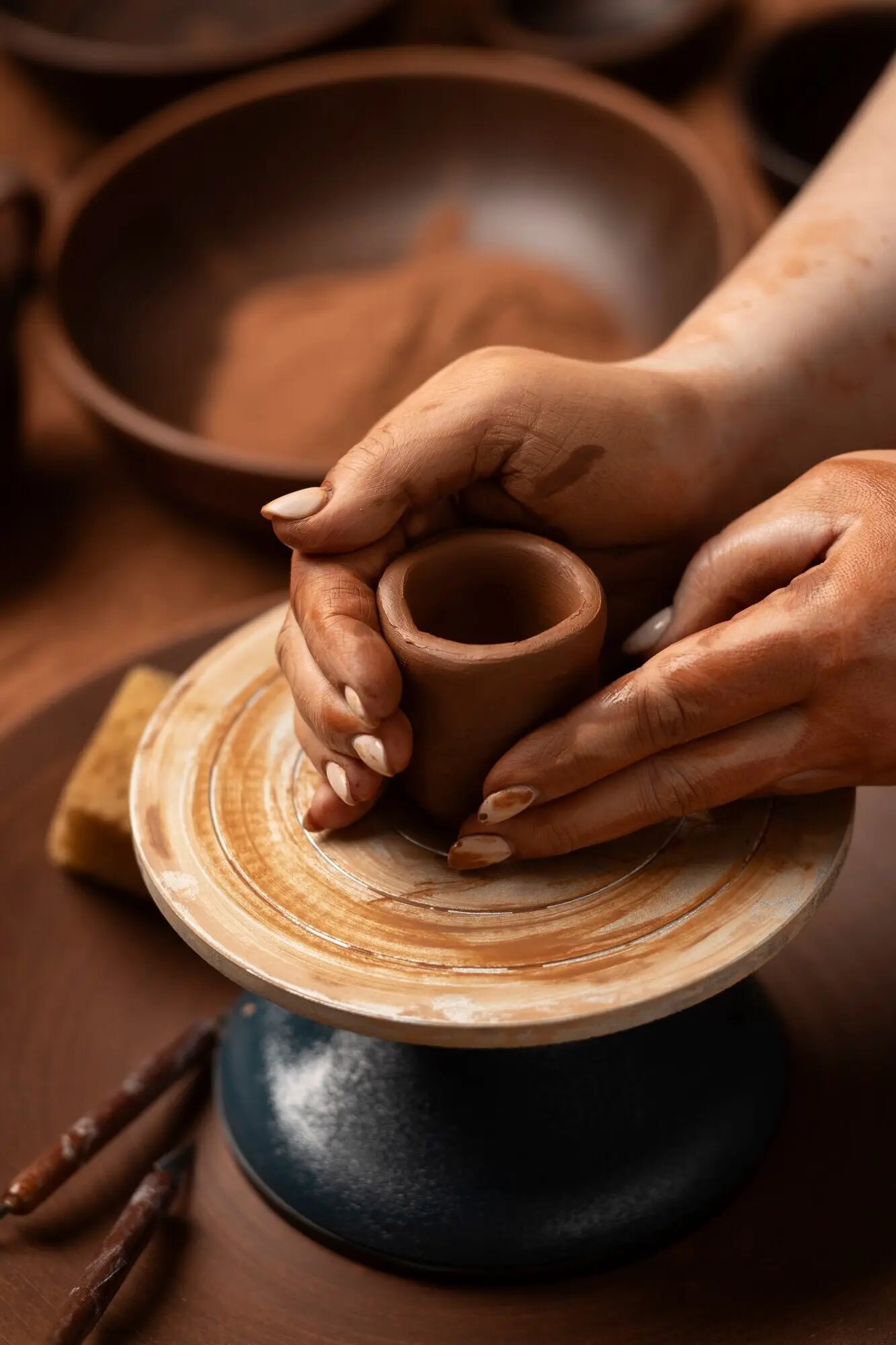 Stillleben mit Keramik- und Töpferwerkzeugen